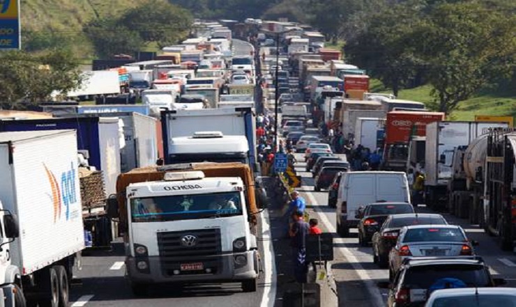 Greve dos caminhoneiros expõe dependência logística brasileira