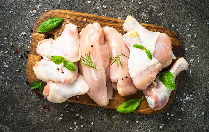 Frango: Competitividade cai em relação à carne suína, mas aumenta em relação à bovina