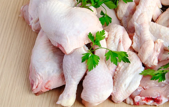 Frango: Demanda segue firme; preço médio mensal é o menor desde agosto/23