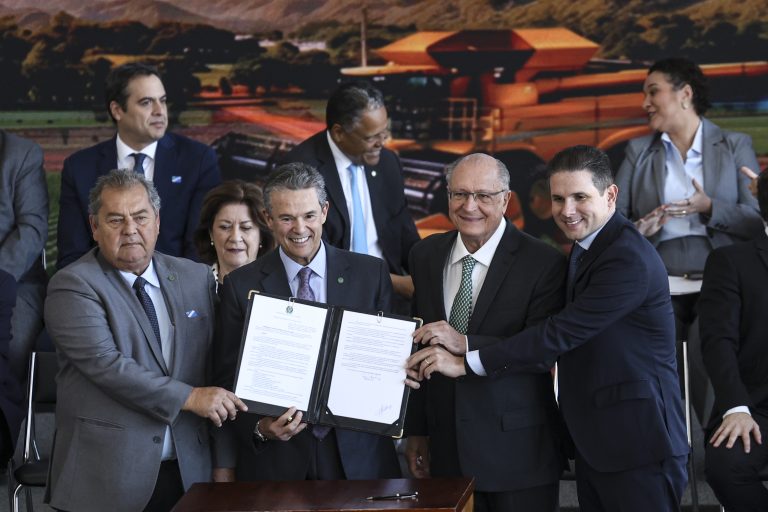 Autoridades, representantes do setor e jornalistas se reuniram no Palácio do Planato para o anúncio oficial do Plano Safra Empresarial 2026 - 2027. Ao centro, segurando o documento assinado, o Ministro da Agricultura, André de Paula. Foto: Marcelo Camargo/Agência Brasil