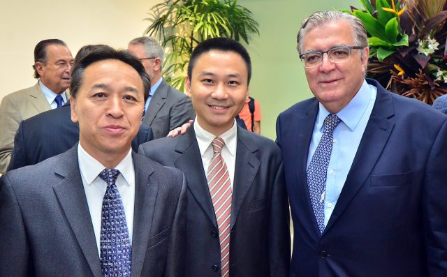 Consul-geral da China, Ly Yang; conselheiro do Consulado da China Bai Chunhui; e presidente da SNA, Antonio Alvarenga. Foto: Raul Moreira/Divulgação SNA