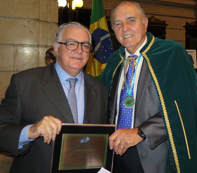 Presidente da SNA, Antonio Alvarenga, recebe homenagem do diretor da AMVERJ Aristeu Pessanha Gonçalves. Foto: Cristina Baran